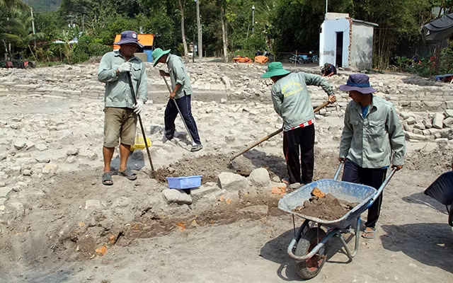 Khai quật khu di tích khảo cổ Nam Linh Sơn Tự, thị trấn Óc Eo, huyện Thoại Sơn (An Giang). Ảnh: HẢI THƯ