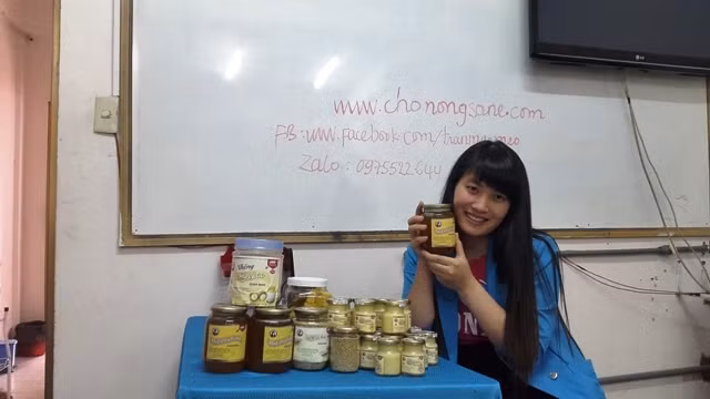 Trần Thị Mao với ước mơ tạo thương hiệu cho sản phẩm mật ong Tây Nguyên và tiêu thụ trên mạng.