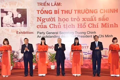 Tổng Bí thư Nguyễn Phú Trọng và các đại biểu cắt băng khai mạc Triển lãm “Tổng Bí thư Trường Chinh - Người học trò xuất sắc của Chủ tịch Hồ Chí Minh”.