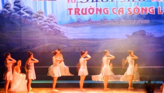 Tốp nữ Nhà Văn hóa 3-2 với tác phẩm Suối mơ trong Chương trình nghệ thuật “Từ Suối Mơ đến Trường ca Sông Lô”.