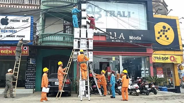 Công nhân Điện lực Thanh Hóa cải tạo hạ tầng lưới điện.