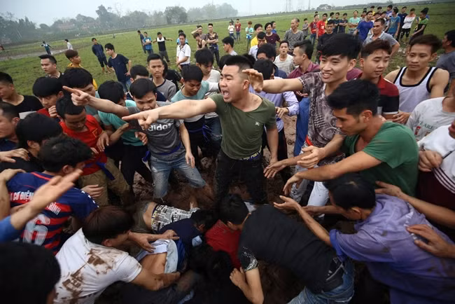 Hàng trăm thanh niên giành quả phết tại Lễ hội cướp phết Hiền Quan, Phú Thọ. Ảnh: Nam Nguyễn