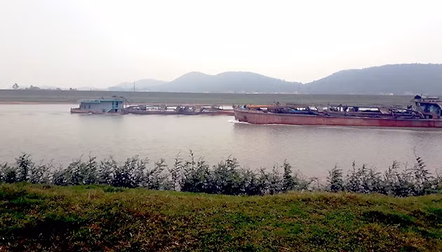 Tàu khai thác cát sỏi trên sông Cầu tại địa phận tỉnh Bắc Giang.