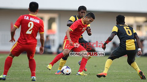 Dù rất nỗ lực, U23 Việt Nam vẫn không thể chọc thủng hàng phòng ngự rắn chắc của Malaysia cho đến phút bù giờ cuối cùng. (Ảnh: bongdaplus)
