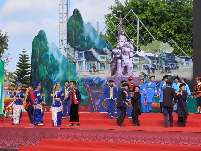 Các đoàn nghệ thuật quần chúng tham gia biểu diễn, giao lưu văn nghệ tại đêm Khai mạc Ngày hội Văn hóa, Thể thao và Du lịch các dân tộc lạng Sơn.