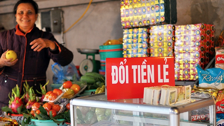 Quầy bán hoa quả, vàng mã thường kèm dịch vụ đổi tiền lẻ ở các lễ hội, đền chùa. Ảnh: DŨNG MINH