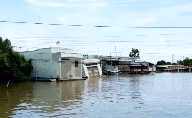 Khu vực sạt lở ở chợ Thanh Tùng (huyện Đầm Dơi) vào rạng sáng ngày 31-5, khiến năm căn nhà bị hư hỏng. 