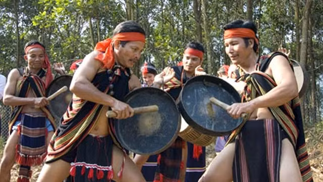 Màn đấu chiêng dân tộc Cor trong ngày Tết Ngã rạ.