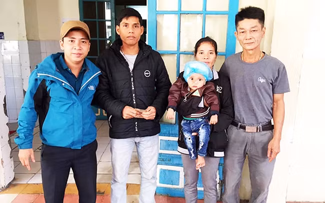 Lê Văn Đinh (bên trái) trao 170 triệu đồng giúp chữa bệnh cho cháu Hồ Thanh Lương, 1 tuổi, ở xã A Ngo, huyện Đakrông.