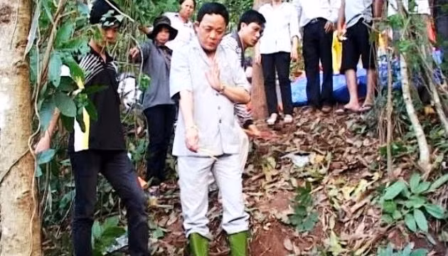 Nguyễn Thanh Thúy đang diễn trò bịp khấn vái rồi chỉ cho mọi người vị trí chôn hài cốt liệt sĩ ở huyện Gio Linh (Quảng Trị).