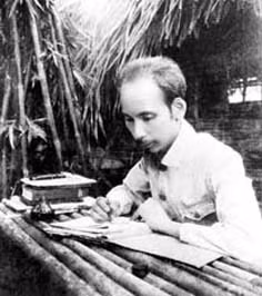 Chủ tịch Hồ Chí Minh làm việc trong
ngôi nhà sàn ở chiến khu Việt Bắc
trong thời kỳ kháng chiến chống
thực dân Pháp. Ảnh