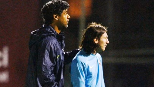 F. Rijkaard (trái) thời kỳ làm HLV của Barcelona.