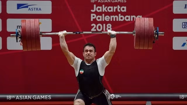 VĐV cử tạ Sohrab Moradi người Iran phá kỷ lục thế giới ở nội dung cử giật hạng 94 kg tồn tại gần hai thập kỷ. (Ảnh: asiangames2018.id)