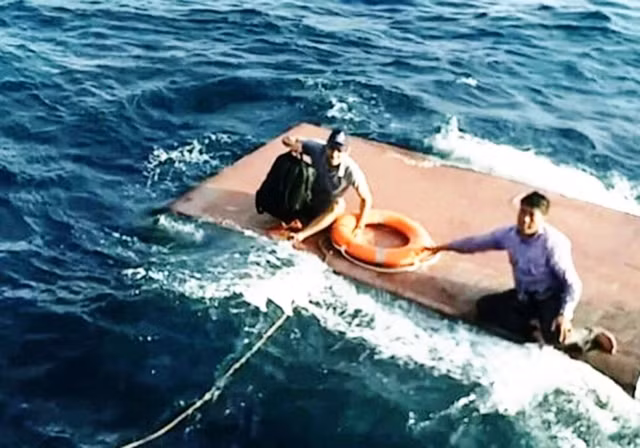 Hai trong bốn người lênh đênh trên biển khi tàu 74V-00689 bị chìm. (Ảnh: ĐÌNH TIẾN)