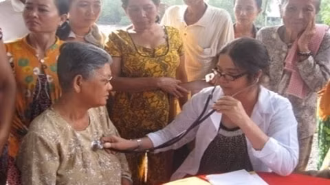 Bác sĩ Lưu Bích Hằng khám bệnh cho bà con xã vùng sâu.