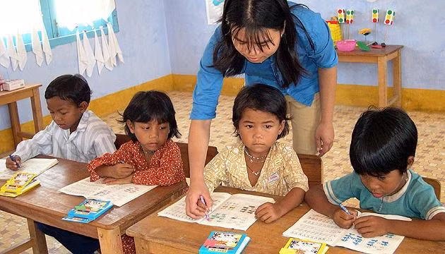 Dạy tiếng Việt cho trẻ em là người Raglai rất khó khăn.