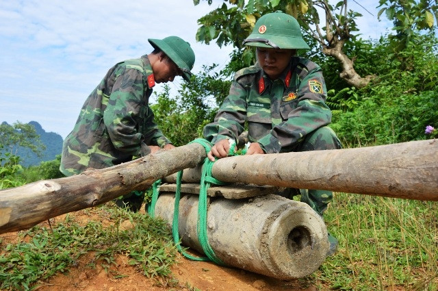 Di chuyển quả bom MK 82 về vị trí hủy nổ.