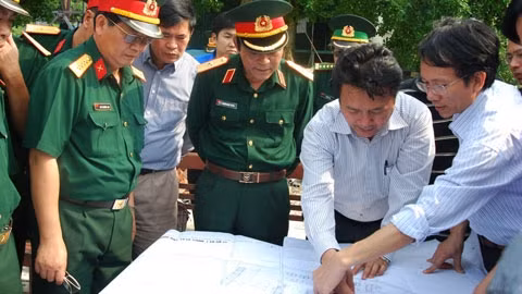 Lãnh đạo Tổng Công ty Đông Bắc và huyện Cô Tô khảo sát xây nhà trên đảo Trần.