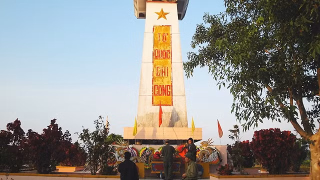 Tượng đài Nghĩa trang liệt sĩ huyện Sa Thầy.