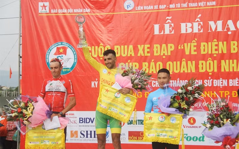 Ban Tổ chức trao giải chung cuộc cho các tay đua