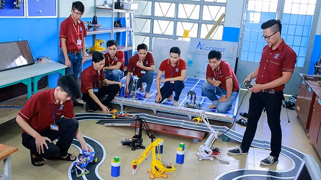 Sinh viên cần tích lũy kỹ năng mềm nếu không muốn tự đào thải khỏi thị trường lao động.