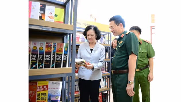 Đồng chí Trương Thị Mai và Tổng giám đốc Viettel Nguyễn Mạnh Hùng thăm thư việc mới của trại giam Ngọc Lý.