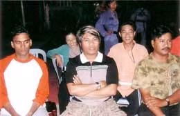 Đạo diễn Peter Hiền (giữa), trong chuyến làm việc ở Việt Nam.