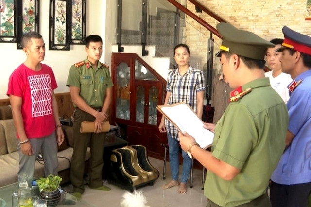Cơ quan An ninh điều tra tống đạt quyết định khởi tố đối với Lê Hiếu (áo đỏ) về hành vi làm giả, sử dụng tài liệu giả.