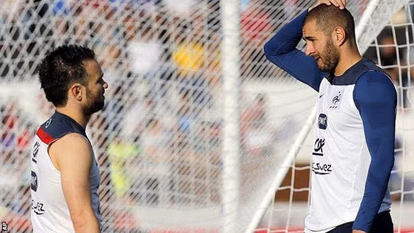 Mathieu Valbuena (trái) và Karim Benzema (phải) đã bị loại khỏi ĐT Pháp. (Ảnh: AP)
