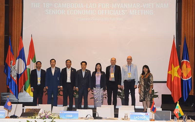 Các đại biểu tham dự Hội nghị cùng chụp ảnh lưu niệm.