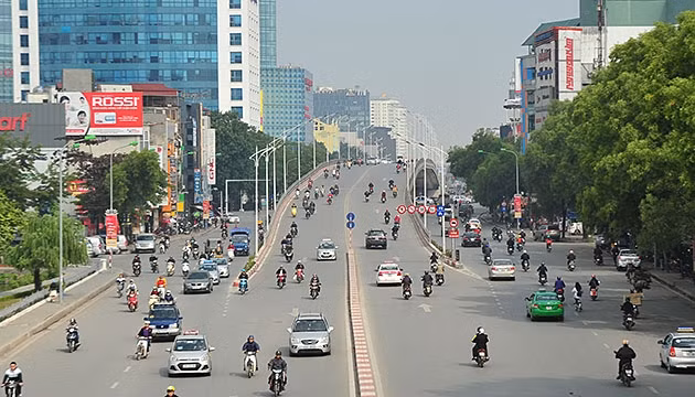 Cầu vượt khung thép tại nút giao thông Nguyễn Chí Thanh - Liễu Giai - Kim Mã. Đây là chiếc cầu vượt nhẹ thứ bảy được xây dựng nhằm giảm thiểu tình trạng ùn tắc giao thông ở giờ cao điểm trên địa bàn T