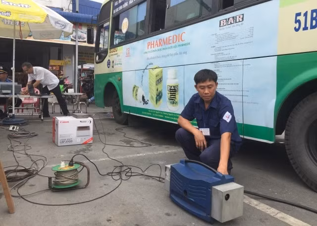 Lực lượng Thanh tra Sở GTVT và cơ quan đăng kiểm, kiểm tra khí thải phương tiện ô-tô tại Bến xe Miền Tây, sáng 6-11. 