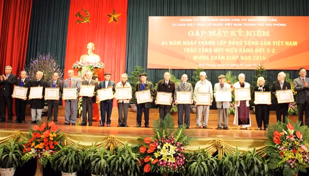 Trao Huy hiệu 65 tuổi Đảng cho các đảng viên