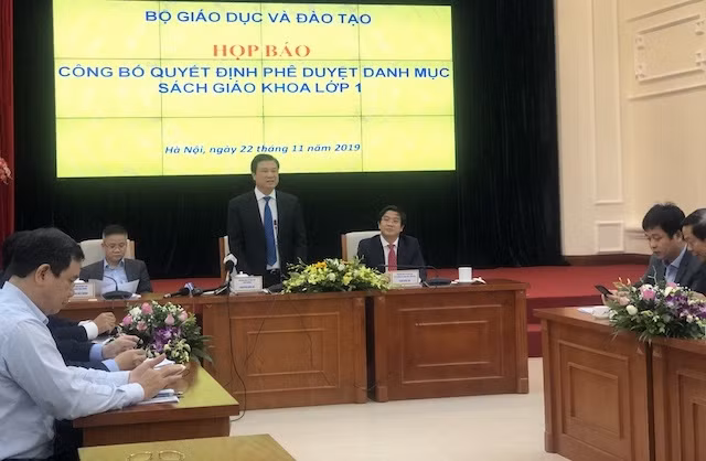 Buổi họp báo công bố 32 bộ sách giáo khoa lớp 1 do Thứ trưởng Nguyễn Hữu Độ chủ trì chiều 22-11