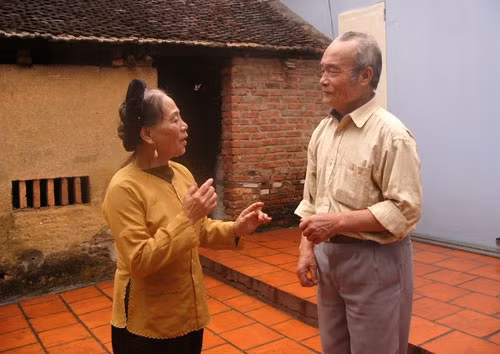 Vợ chồng ông bà Nhuận – Bướm hát bài quan họ “Bẻ quạt hoa quỳ”.