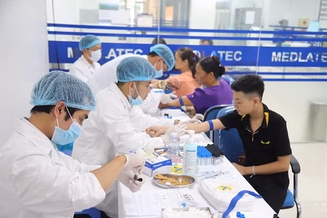 Rất nhiều bạn trẻ đến khám và tư vấn miễn phí bệnh thalassemia. 