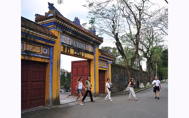 Du khách nước ngoài tham quan quần thể di tích Kinh thành Huế. Ảnh: Trung Phong