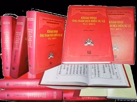 Bộ sách “Khâm định Đại Nam hội điển sự lệ tục biên”.
