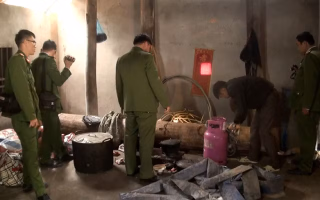 Lực lượng chức năng khám nghiệm hiện trường nơi có hành vi khai thác khoáng sản trái pháp luật.