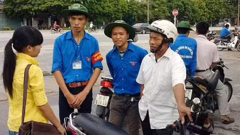 Thí sinh cùng người thân được thanh niên tình nguyện tư vấn, giới thiệu nơi ăn, ở.