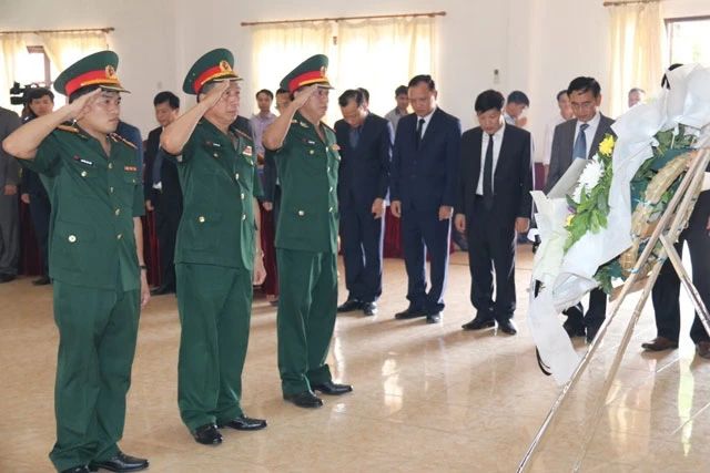 Đoàn Cơ quan Tùy viên Quốc phòng Việt Nam tại Lào do Đại tá Tào Văn Thái, Tùy viên Quốc phòng Việt Nam tại Lào dẫn đầu đặt vòng hoa tại buổi lễ.