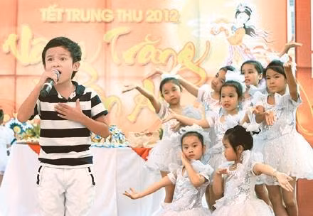 Tiết mục văn nghệ của các em thiếu nhi trong chương trình "Vầng trăng nhân ái" tại Bệnh viện Nhi Trung ương.