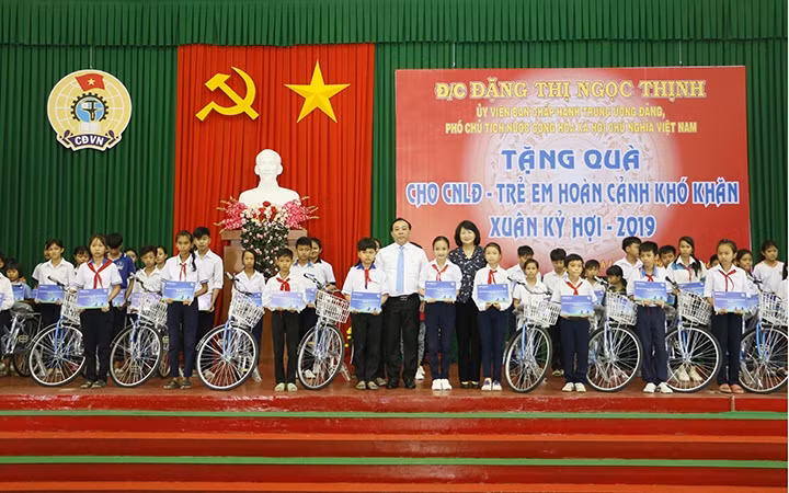 Phó Chủ tịch nước Đặng Thị Ngọc Thịnh trao tặng xe đạp cho học sinh nghèo hiếu học tại Vĩnh Long chiều 29-1.