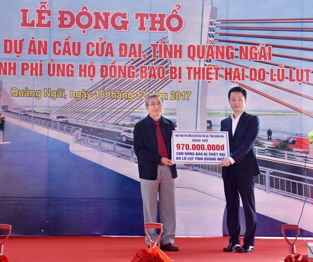 Các nhà thầu thi công dự án cầu Cửa Đại trao tiền ủng hộ đồng bào bị thiệt hại lũ lụt trong tỉnh.