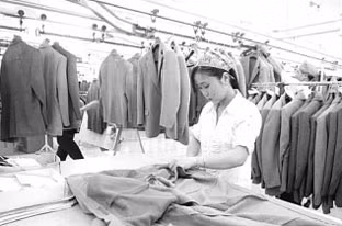 May Veston ở công ty cổ phần may Nhà Bè
(Tập đoàn Dệt may Việt Nam).