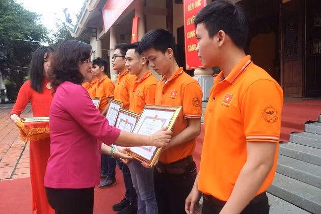 Lãnh đạo UBND tỉnh tặng bằng khen cho các tập thể và cá nhân Đội robocon trường Đại học Lạc Hồng.