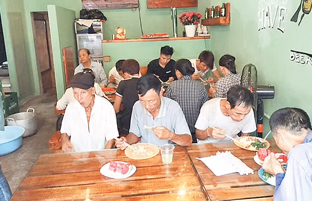 Người lao động nghèo ăn trưa tại quán cơm cô Ba.