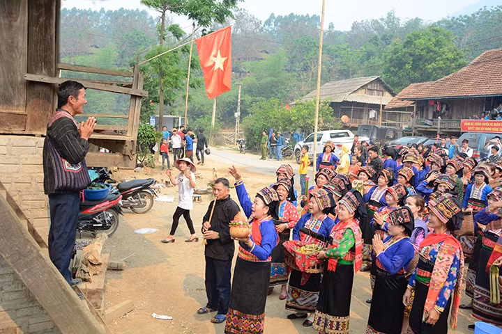 Đồng bào dân tộc Lào, xã Na Sang, huyện Điện Biên (tỉnh Điện Biên) cúng xin mưa trong lễ hội té nước.