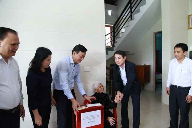 Ông Nghiêm Xuân Thành, Bí thư Đảng ủy, Chủ tịch HĐQT Vietcombank (thứ 2 từ phải sang) cùng lãnh đạo tỉnh Hà Tĩnh đến thăm, chúc Tết Mẹ Việt Nam Anh hùng Cao Thị Huệ tại thôn Tây Hà, xã Tân Mỹ Hà.