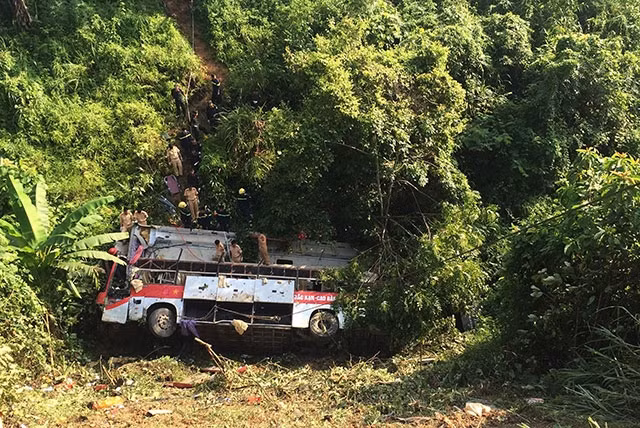 Lực lượng chức năng cứu hộ xe khách bị tai nạn.